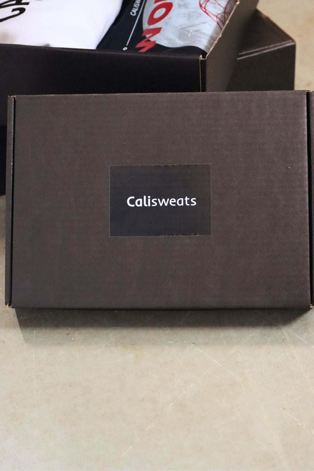 TEE BOX - LIMITED EDITION - Calisweats.dk